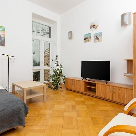 Downtown Studio Apartment By The Park By Noclegi Renters Varsóvia Exterior foto